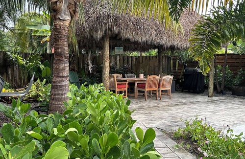 Hobe Sound Cottage | Cozy SeaGrape Cottage ~ 5 minutes to quiet beach