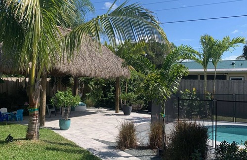 Hobe Sound Cottage | Cozy SeaGrape Cottage ~ 5 minutes to quiet beach
