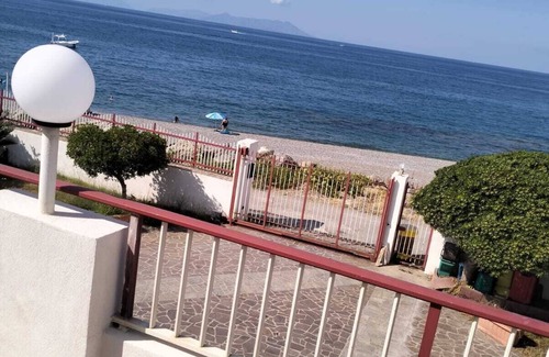 Patti Villa | Cozy seaside apartment with pool and all the comforts