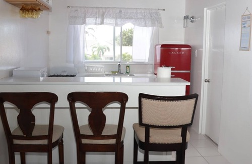 Dickenson Bay Condo | Cozy Seaside studio condo with Balcony, AC and WiFi in awesome Antigua