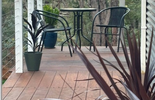 Martin Cottage | Cozy secluded bush hideaway amongst the tall trees only 30 mins from Perth CBD.