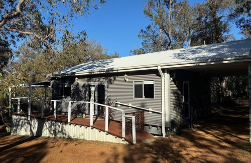 Martin Cottage | Cozy secluded bush hideaway amongst the tall trees only 30 mins from Perth CBD.