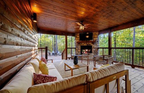 Pickens House | Cozy Secluded Cabin with Hot Tub in Broken Bow, Oklahoma