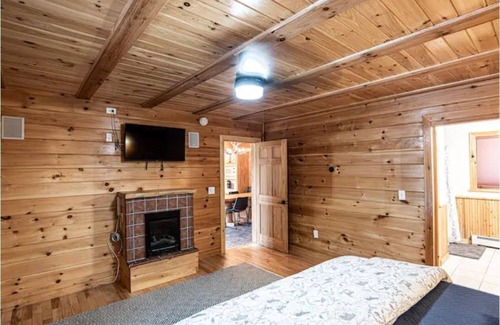 Jay Cabin | Cozy Secluded Lodge ~ Hottub/Pool/Sauna/Gameroom