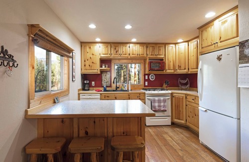Stevensville House | Cozy, secluded log cabin and bunk house w/mountain views in Stevensville, MT