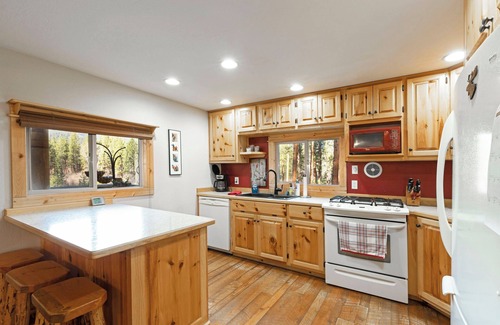 Stevensville House | Cozy, secluded log cabin and bunk house w/mountain views in Stevensville, MT