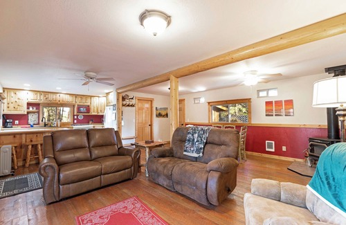 Stevensville House | Cozy, secluded log cabin and bunk house w/mountain views in Stevensville, MT