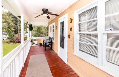 Garden City Cottage | Cozy Second Floor Cottage House 7mins from downtown Savannah