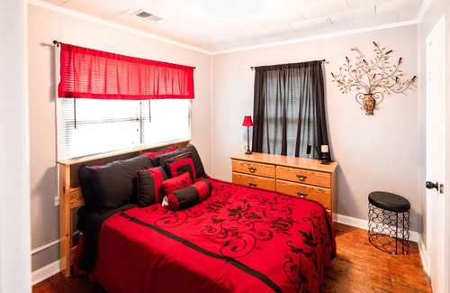 Garden City Cottage | Cozy Second Floor Cottage House 7mins from downtown Savannah
