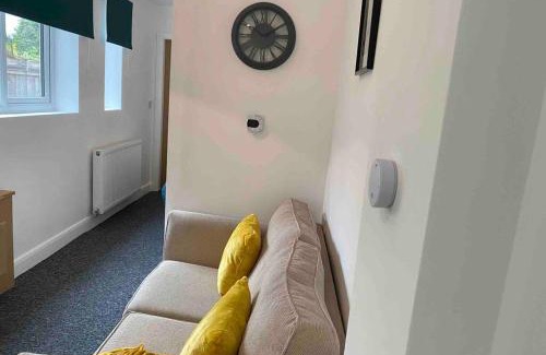 Swadlincote Apartment | Cozy Self-Contained Suite with Own Entrance