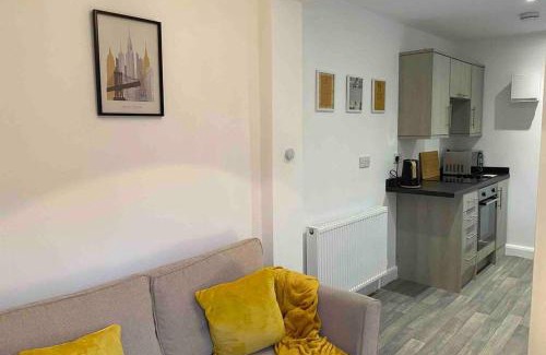 Swadlincote Apartment | Cozy Self-Contained Suite with Own Entrance