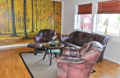 Svanskog House | Cozy semi-detached house in established cottage area.