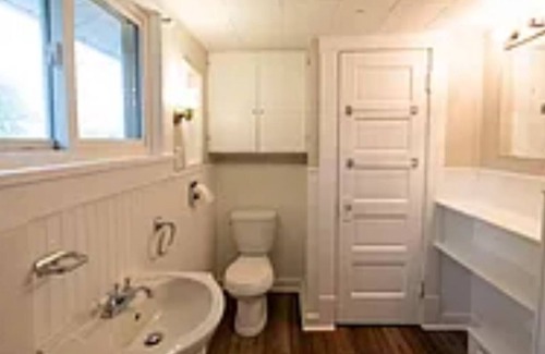 Mount Vernon House | Cozy serenity modern bungalow with all the comforts like home.