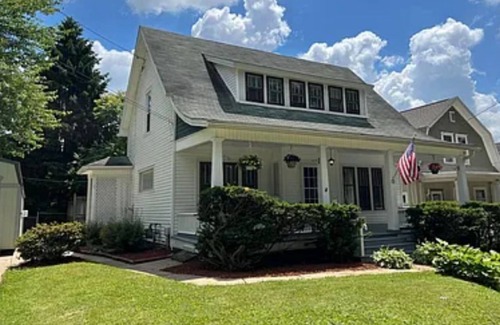 Mount Vernon House | Cozy serenity modern bungalow with all the comforts like home.