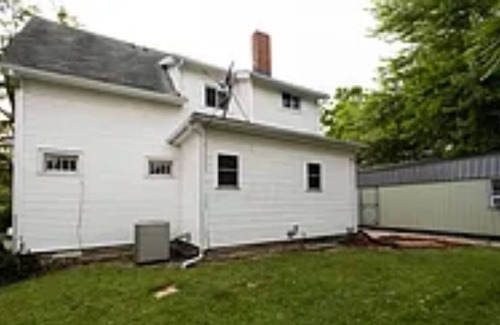 Mount Vernon House | Cozy serenity modern bungalow with all the comforts like home.
