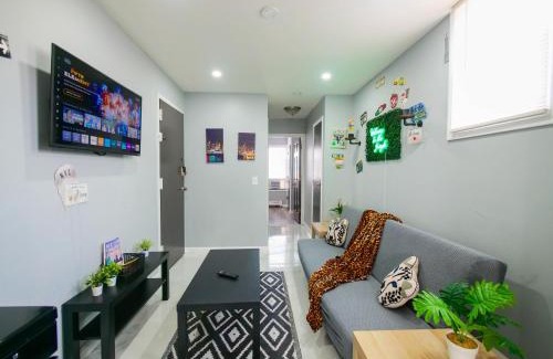 The Heights Apartment | Cozy & Simple 2-Bedroom unit minutes to NYC