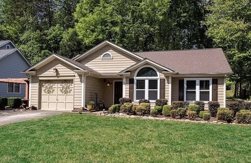 Charlotte House | Cozy Single Family Home, Conveniently located, Perfect For Traveling