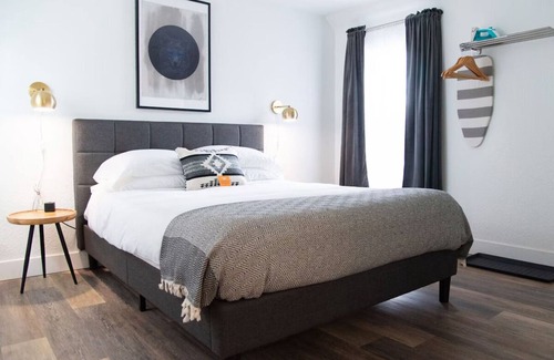 Pagosa Springs Hotel | Cozy Single Queen Room, The Nightingale Motel, Mountain Views, Downtown Spot