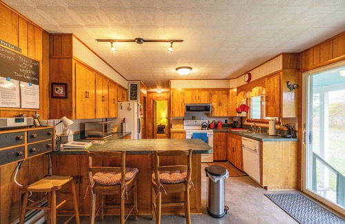 Bethel House | Cozy Ski Home w/Fireplace 7 Min. to the Slopes!