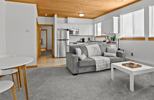 Fairways House | Cozy Ski-in 1 Bed Suite. Short walk to the Village & Ski Lifts. Family-Friendly.
