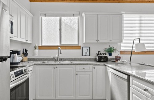Fairways House | Cozy Ski-in 1 Bed Suite. Short walk to the Village & Ski Lifts. Family-Friendly.