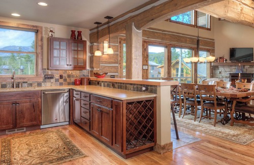 Powder Ridge Cabin | Cozy Ski In/Out Mountain Retreat! Amazing Views, Private Deck, Grill, Fire Pit +