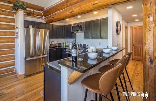 Powder Ridge Cabin | Cozy Ski-in/Ski-out Cabin | Deck + Hot Tub!