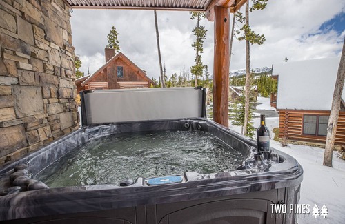 Powder Ridge Cabin | Cozy Ski-in/Ski-out Cabin | Deck + Hot Tub!