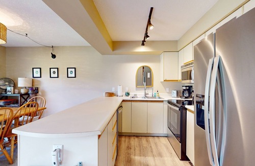 North Troy Condo | Cozy Ski-in/Ski-out condo w/balcony, mountain views, gas fireplace, w/d, wifi