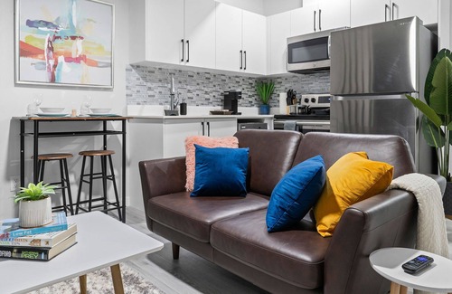 Northwest Edmonton House | Cozy | Sleeps 10 | AC | FirePlace | Near West Edmonton Mall |King Bed
