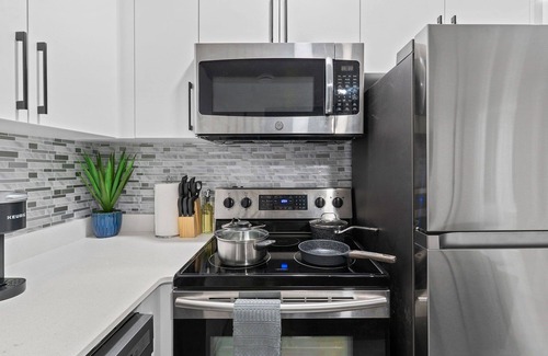 Northwest Edmonton House | Cozy | Sleeps 10 | AC | FirePlace | Near West Edmonton Mall |King Bed