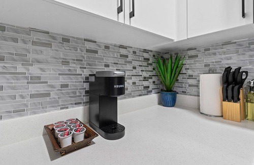 Northwest Edmonton House | Cozy | Sleeps 10 | AC | FirePlace | Near West Edmonton Mall |King Bed