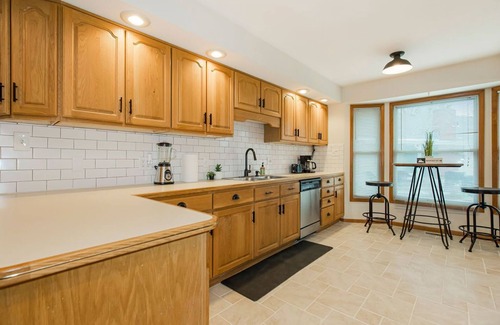 Raytown House | Cozy Sleeps 12 Updated 1800sqft home NO STAIRS