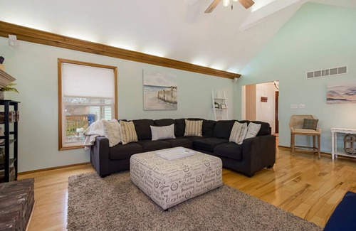 Raytown House | Cozy Sleeps 12 Updated 1800sqft home NO STAIRS
