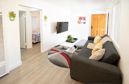 Wilshire Apartment | cozy small 2 bedroom in Koreatown/Hollywood
