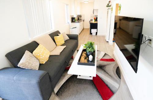 Wilshire Apartment | cozy small 2 bedroom in Koreatown/Hollywood