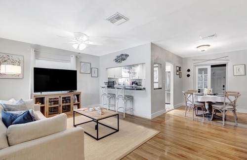 Southside House | Cozy SoSo Gem: Steps from the Intracoastal