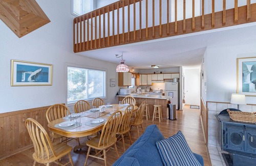 Tuckahoe House | Cozy soundside Duck home w/community pool and tennis!