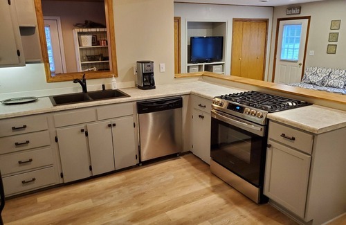 South Haven Cottage | Cozy South Haven Cottage. Walkable to beach. Family and pet friendly!