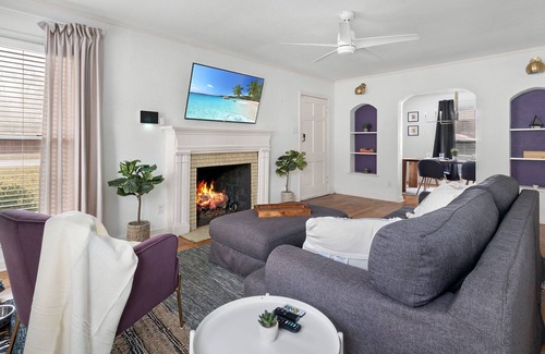 Oak Cliff House | Cozy Southern Cottage with Backyard