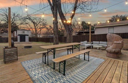 Oak Cliff House | Cozy Southern Cottage with Backyard