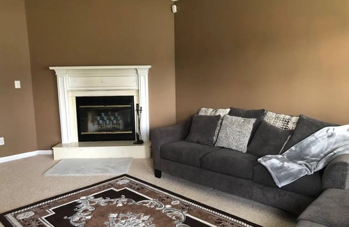 Warner Robins House | Cozy Southern "Ranch-Style" Townhome - Fully furnished with attached garage.