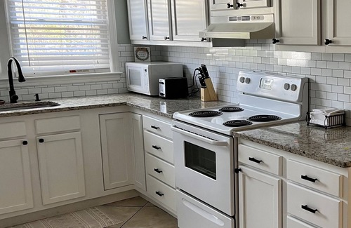 Windsor Forest House | Cozy Southside Savannah 3 BR with Peloton Bike - 15 Minutes to downtown Sav