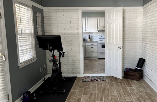 Windsor Forest House | Cozy Southside Savannah 3 BR with Peloton Bike - 15 Minutes to downtown Sav