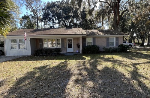 Windsor Forest House | Cozy Southside Savannah 3 BR with Peloton Bike - 15 Minutes to downtown Sav