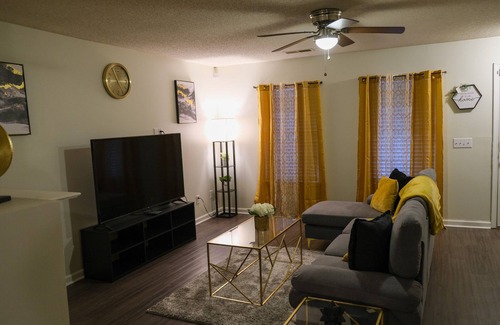 Atlanta House | Cozy Southwest Hideaway with private parking!