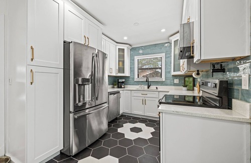 Sun Bay South House | Cozy Spa Home blocks away from Bayshore, Dining, in a beatiful nieghborhood.