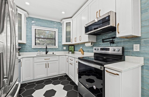 Sun Bay South House | Cozy Spa Home blocks away from Bayshore, Dining, in a beatiful nieghborhood.