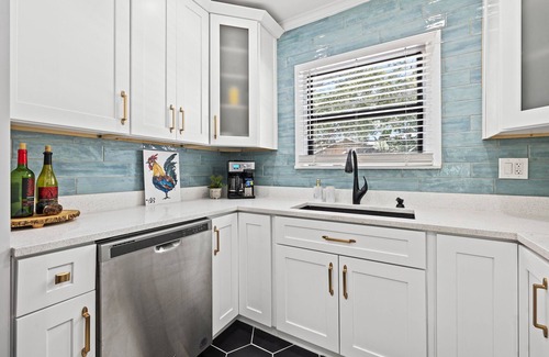 Sun Bay South House | Cozy Spa Home blocks away from Bayshore, Dining, in a beatiful nieghborhood.