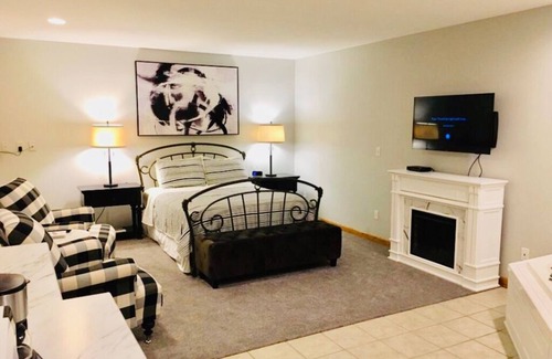Berlin Apartment | Cozy Spaces Suite w/Jacuzzi/Downtown Berlin